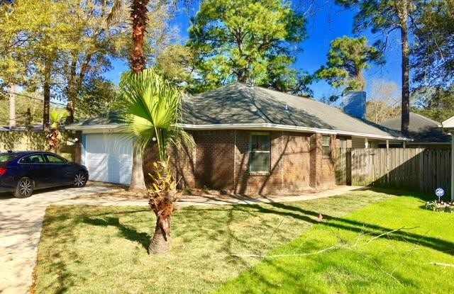 Nice 3 Bedroom 2 Bath 2 Car Garage Home for Rent (Includes Yard Service)! - 422 Rhonda Kay Court, Wright, FL 32547