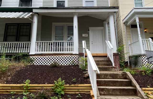 SPACIOUS 4BR/2BA CLOSE TO VCU PARKING DECK! 1242 PARKWOOD AVE. photos photos