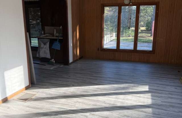 3 Bedroom- Walking distance to Mud Lake Gallery 1