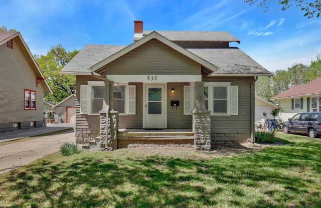 Cute 2 bedroom house near in a great neighborhood, close to shopping, restaurants, and easy highway access! - 537 South Erie Avenue, Wichita, KS 67211