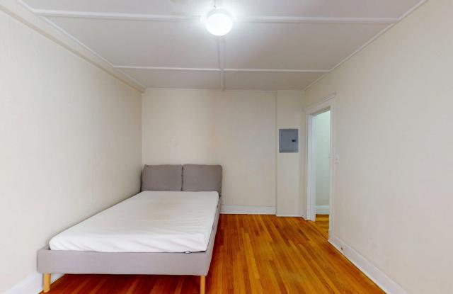 Nicely renovated studio in the heart of Fenway! Gallery 4