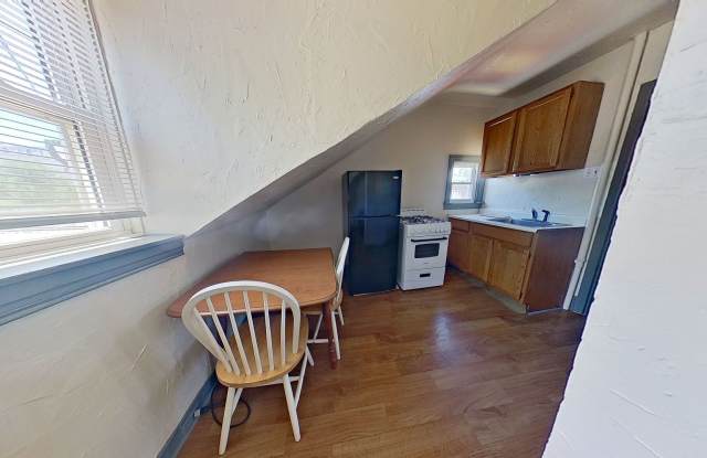 2nd Floor Apartment w/ ALL Utilities Included Gallery 4