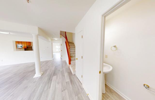 HUGE END UNIT Fully Renovated! 4BD/ 3.5BA - Hagers-Crossing Gallery 4