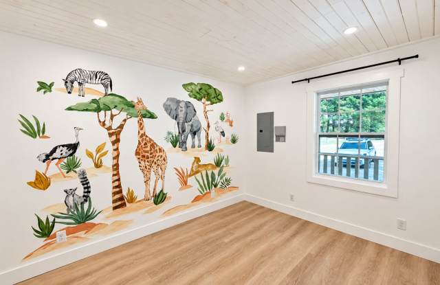 Upper Level Duplex-Long Term Rental $2000 per month + $75 monthly water charge Gallery 3