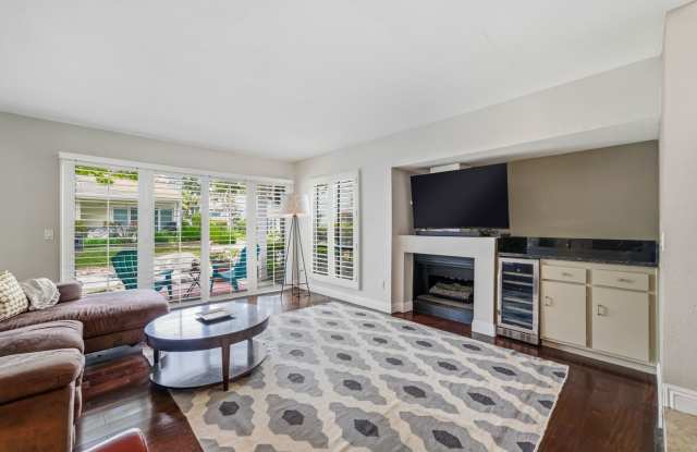 Spacious 3BR Condo in Costa Mesa Gallery 4