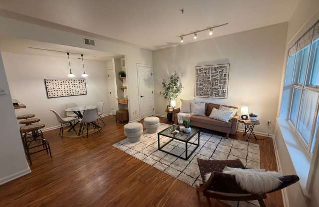 Bright & Modern 2 Bed / 2 Bath Condo Gallery 4