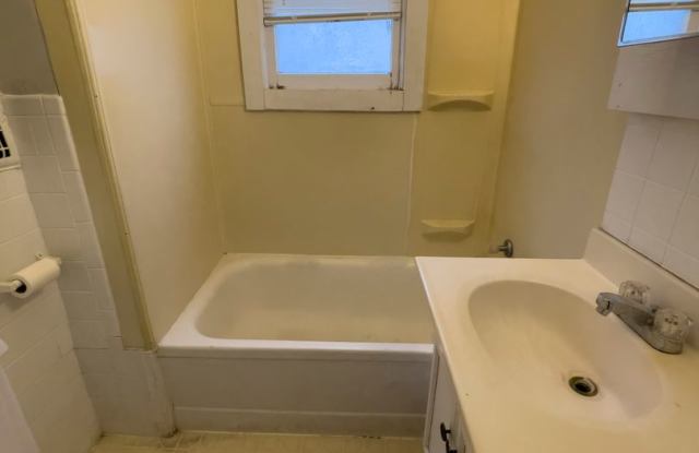 Cozy 2 bedroom home, with loft upstairs Gallery 4