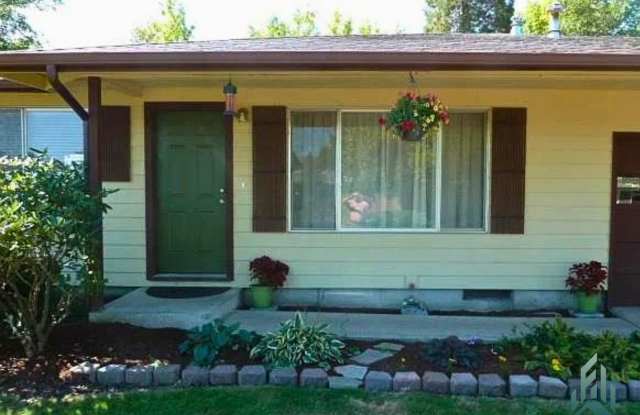 Pet-Friendly 3BR Home with Large Fenced Yard & Garage Gallery 3