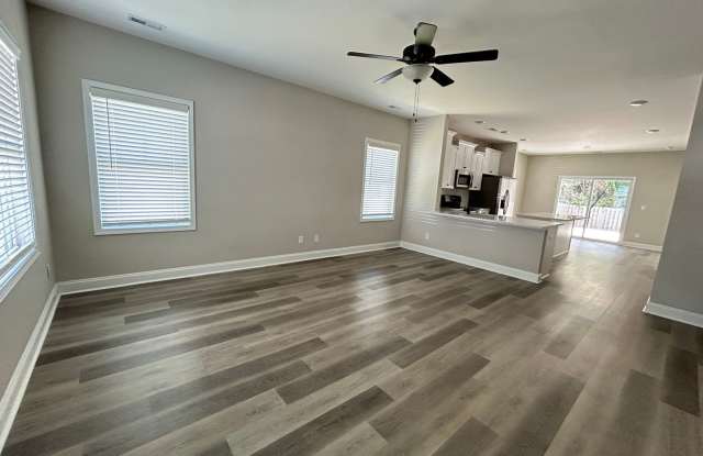 4-Bed, 2-Bath | Lewis Creek Landing Gallery 4