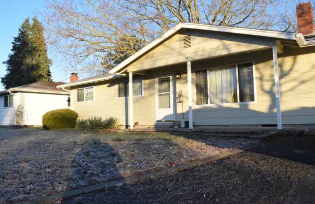 Pet Friendly 3 Bed 1 Bath Home! $250 Off First Months Rent! - 1123 38th Avenue Southeast, Albany, OR 97322