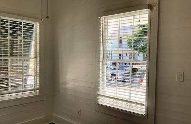 Old Town Location - 1 bed / 1 bath Apartment Gallery 4