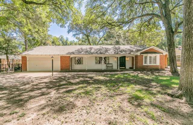 BEAUTIFUL HOME near TCU! - 3215 Spanish Oak Drive, Fort Worth, TX 76109