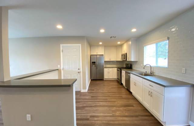 5BD/2BA, Private Yard, Close to Campus!! Gallery 3