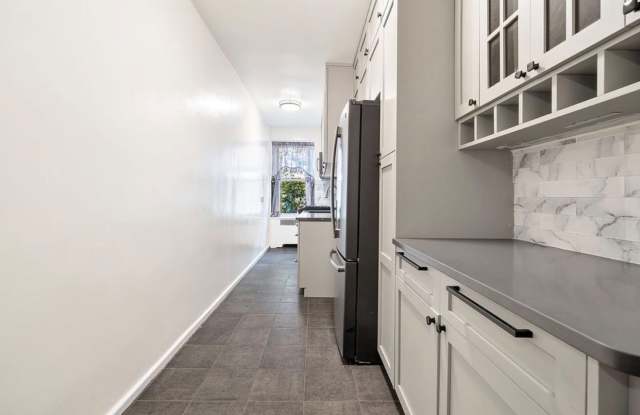 601 Pelham Pkwy N # 7773 Gallery 4