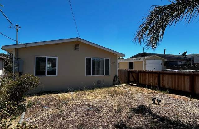 AVAILABLE NOW - RECENTLY REMODELED 3BD+1BA HOME with Modern Finishes Gallery 3