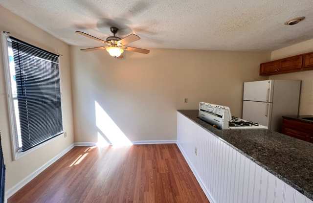 Spacious 3 Bed/ 3 Bath Townhouse w/ Deck! - 167 Old Foxon Road, New Haven, CT 06513