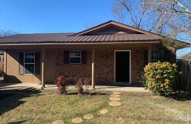 Renovated 3 Bedroom 1 Bath Home for Rent! - 1163 North Eshman Avenue, West Point, MS 39773