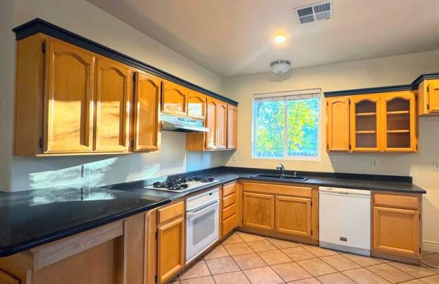 Adorable 3 bedroom 2.5 Bath Unit for Rent Gallery 4