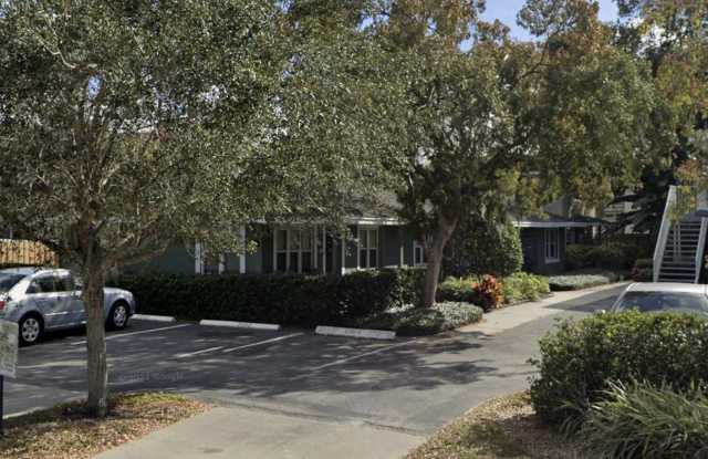 Amazing upstairs unit available, centrally located in Sarasota's best area. Gallery 1