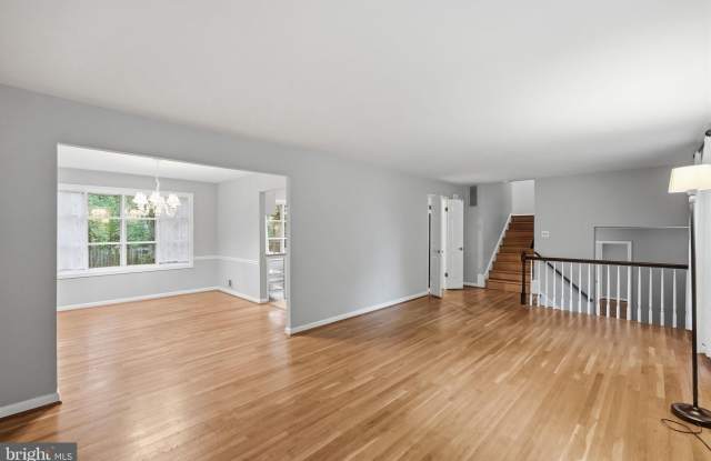 809 WOODLEY Drive Gallery 4