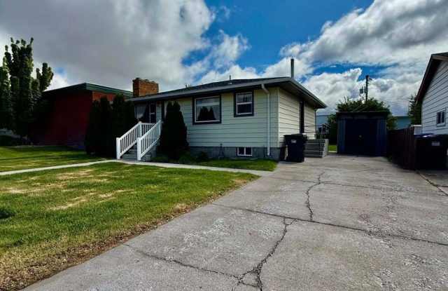 2 Bedroom, pet friendly, upper level with central AC Gallery 4