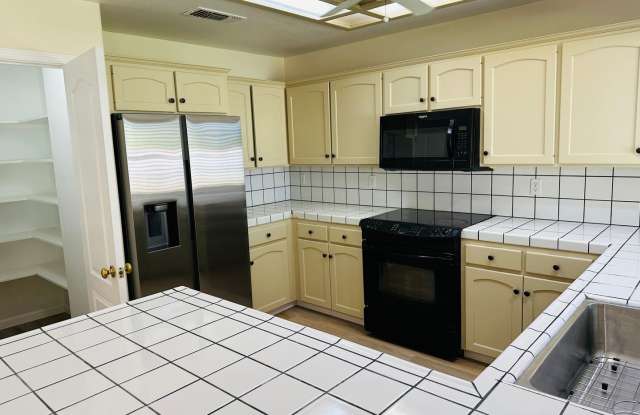 $2,495 Maple & Teague 3 Bed, New Floors & New Paint, Meridian Ave. Fresno photos photos