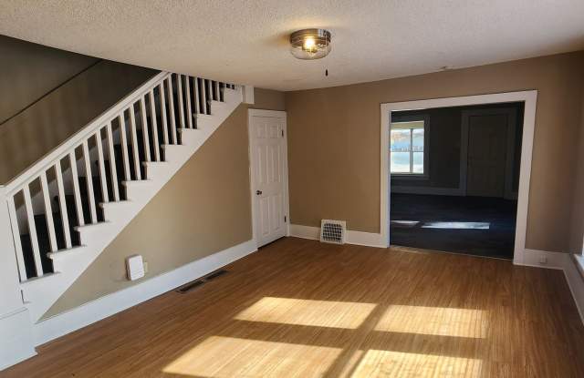 Affordable 2 Bedroom, 1.5 Bathroom Home with Detached Garage - 636 38th Street, Des Moines, IA 50312