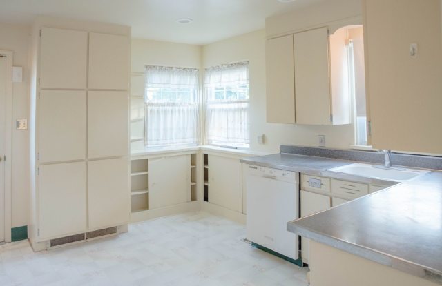 PRELEASING for AUGUST 2026! Spacious 4 Bedroom, 2 Bathroom Home with Detached Garage, Walking Distance to Ball State Campus! Gallery 3
