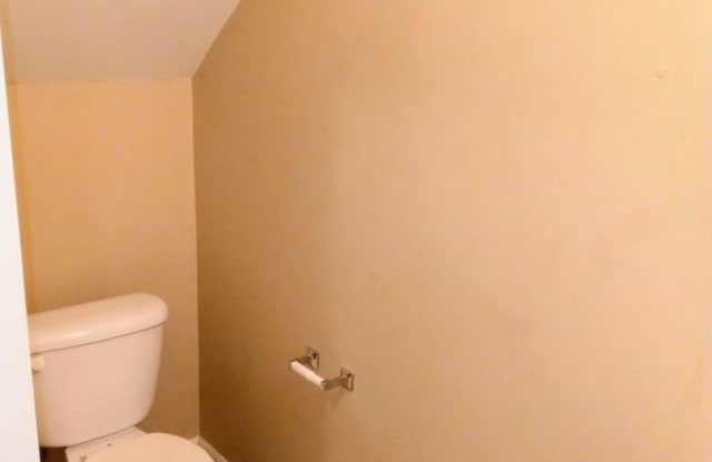 Spacious 3 Bed Townhome!!! Gallery 4