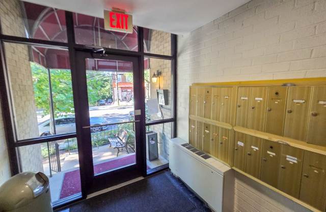 Charming 1br/1bth Apt in the Palisades. Utilities and parking included! Now offering move-in special! Gallery 4