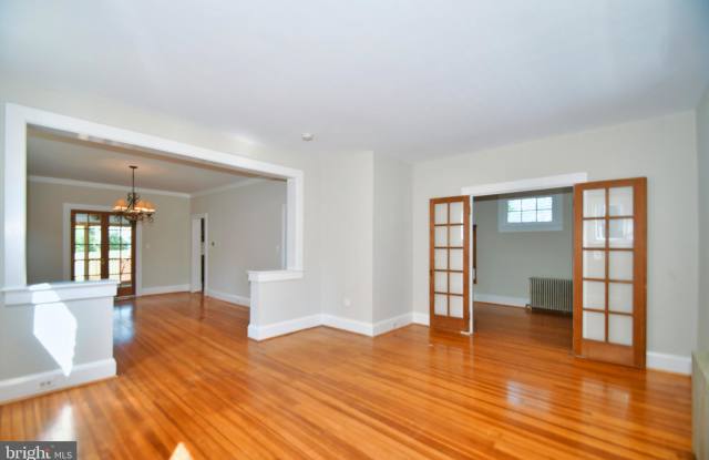 3214 TYNDALE AVENUE Gallery 3