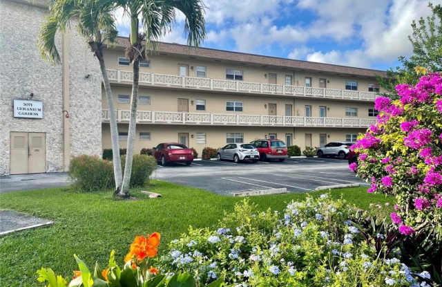 5071 W Oakland Park Blvd - 5071 West Oakland Park Boulevard, Lauderdale Lakes, FL 33313