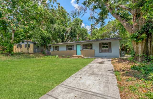 FULLY RENOVATED 4/2 House w/ Large Yard, Solid Floors, Stainless Appliances, Quartz Counters, & More! $1750/month Available NOW!! Gallery 3