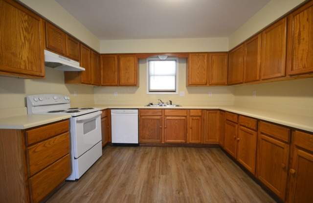 3 Bed 1 Bath House with a 1 Car Garage For Rent in Marshfield! photos photos