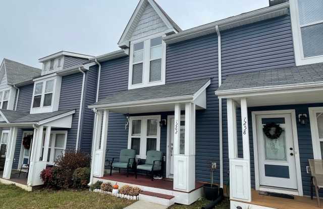 Stylish Townhome with 2 Suites, Hardwood Floors, Stainless Steel Appliances, and Granite Countertops! photos photos