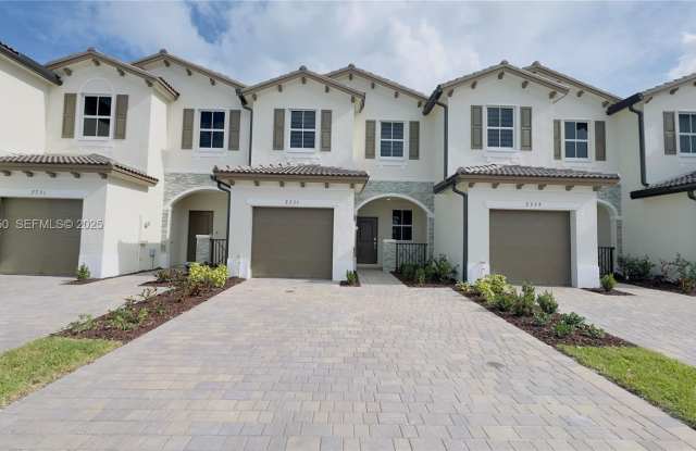 2755 SE 25th Ave - 2755 Southeast 25th Avenue, Homestead, FL 33035