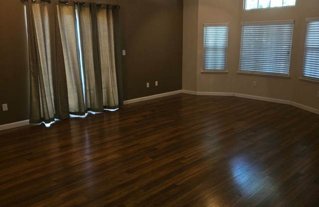 Charming 3 bedroom Duplex Close to Doctors Hospital Gallery 3