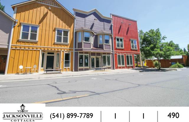 Zen Cottage: Spacious downtown suite complete with kitchenette, washer/dryer $300 Utility Fee Gallery 3