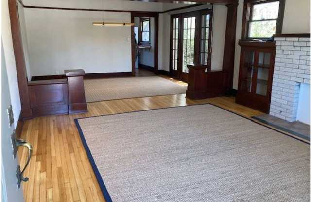 Charming Belmont Heights Bungalow 2 bed/ 1.5 bath Gallery 4