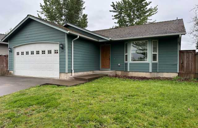 3 Bedroom 2 Bath Home In NE Albany On a Dead End Street. - 646 Northeast Trinity Street, Albany, OR 97322