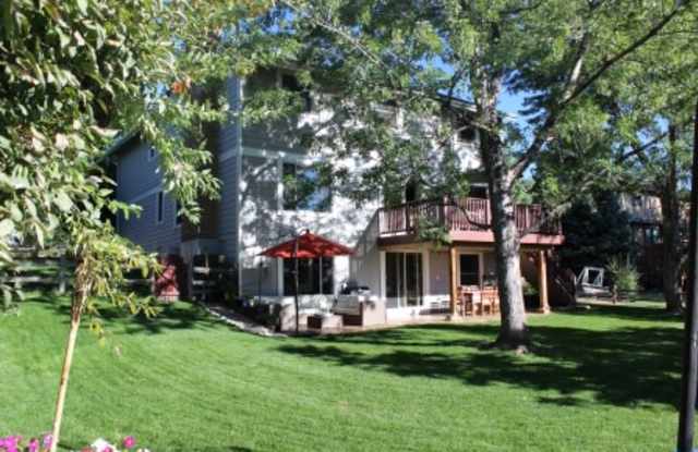 8113 S Wabash Ct Gallery 2