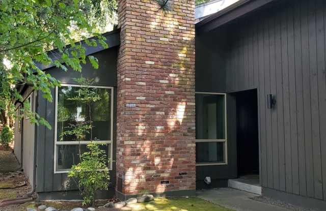 Gorgeous Renovated 3 Bed / 2 Bath Rambler Available with fully fenced yard photos photos