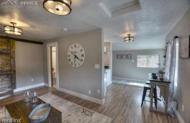 360 E Las Vegas St Gallery 4