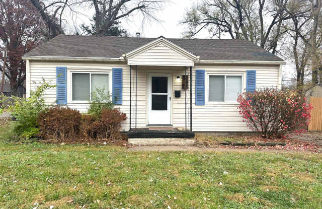 Charming 2 bedroom, 1 bath on a corner lot with large fenced backyard. - 2240 Southwest Jewell Avenue, Topeka, KS 66611