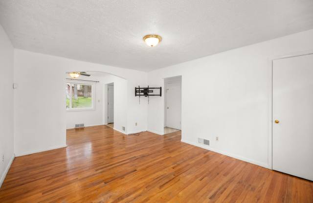 South Perry 4-Bed / 2-Bath with Fully Fenced Backyard Gallery 3