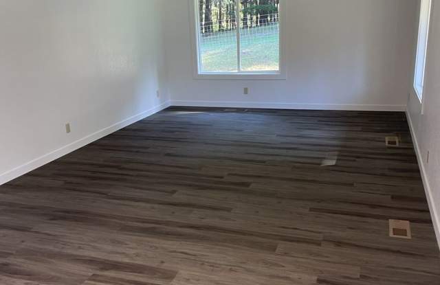 Yoncalla newly remodeled 3 bedroom 1 bath with garage Gallery 3