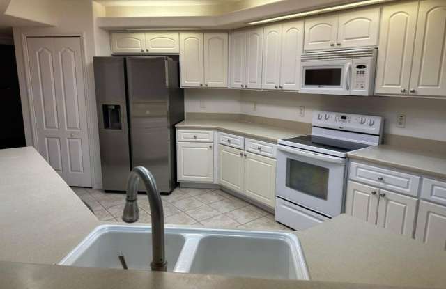 Riverfront condo, 3 bedroom with garage Gallery 3