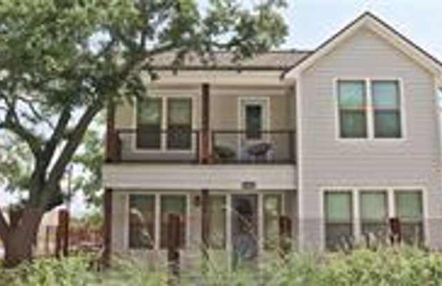 297 Glade Street Gallery 1