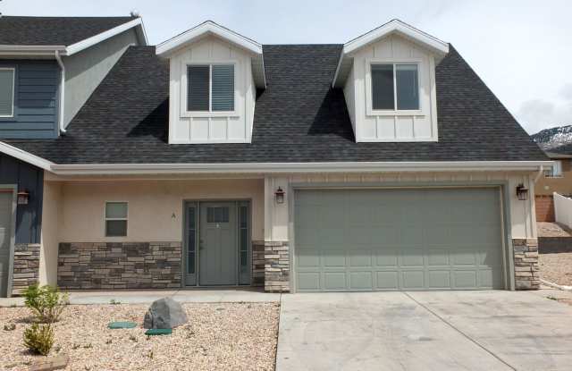 4 Bedroom Cedar Edge Townhome Gallery 3
