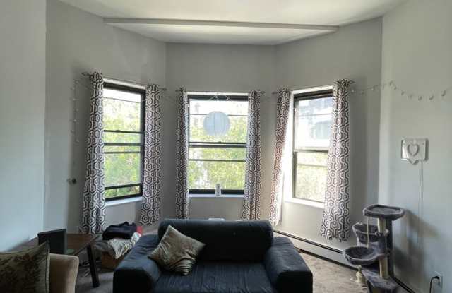 3 bedroom and 1 full bath in a brick building in the heart of Coolidge Corner, Brookline Gallery 3